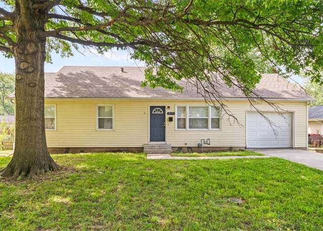 Property at 403 E 9th St, Kearney, MO 64060, 5 beds, 2.5 baths