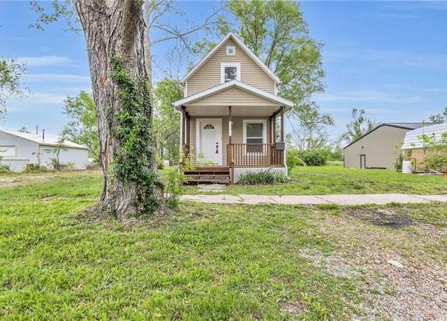 Property at 117 S Poplar St, Ottawa, KS 66067, 2 beds, 1 bath