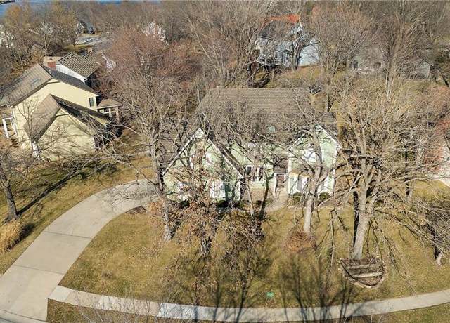 Property at 129 NE Edgewater Dr, Lee's Summit, MO 64064, 5 beds, 3.5 baths