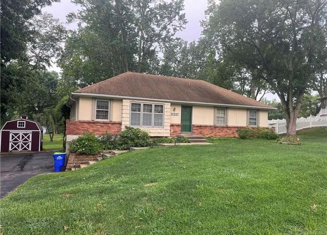 Property at 21227 W 70th St, Shawnee, KS 66218, 3 beds, 2 baths