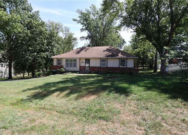 Property at 21227 W 70th St, Shawnee, KS 66218, 3 beds, 2 baths