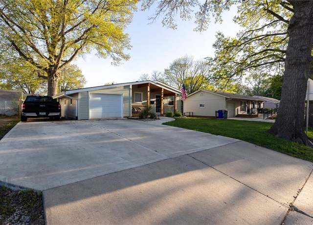 Property at 547 E Prairie St, Olathe, KS 66061, 4 beds, 3 baths