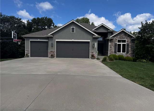 Property at 1116 SW Drake Cir, Lee's Summit, MO 64082, 4 beds, 3.5 baths