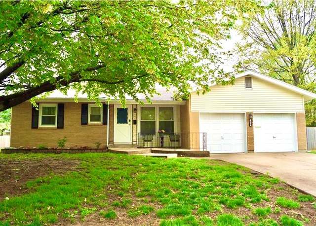 Property at 810 SW Pleasant Dr, Lee's Summit, MO 64081, 3 beds, 1.5 baths