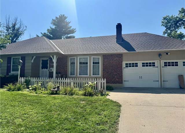 Property at 5936 Laurel Ave, Raytown, MO 64133, 3 beds, 2.5 baths