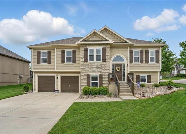 Property at 10136 N Wallace Ave, Kansas City, MO 64157, 4 beds, 3 baths