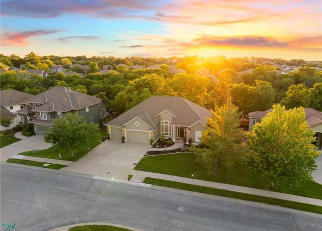 Property at 4424 NE Shadow Valley Cir, Lee's Summit, MO 64064, 3 beds, 3 baths