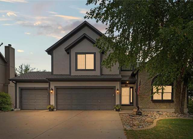 Property at 15525 S Summertree Ln, Olathe, KS 66062, 4 beds, 3 baths