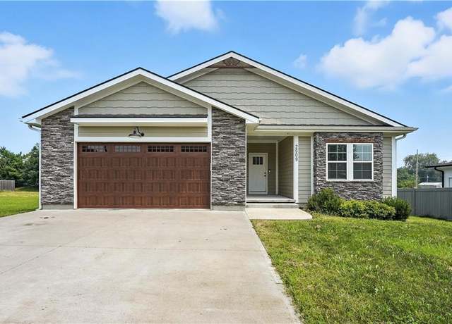 Property at 2909 E Canyon Way, Harrisonville, MO 64701, 3 beds, 2 baths