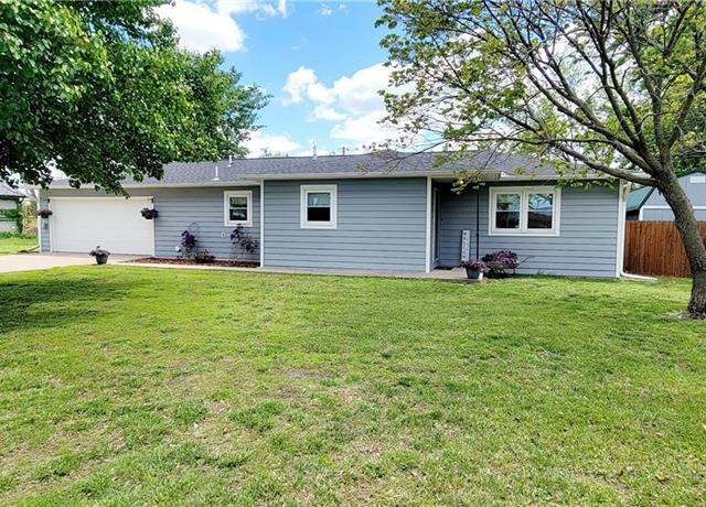 Property at 5 Prairie Dr, Iola, KS 66749, 3 beds, 2 baths