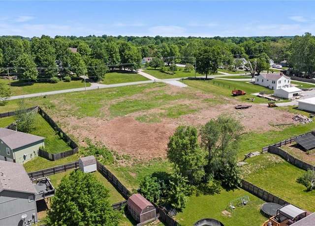Property at 18701 E Bundschu Rd, Independence, MO 64056