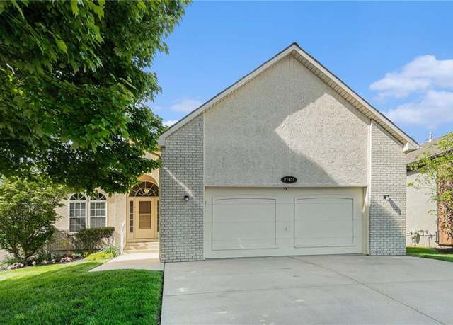 Property at 21931 W 120th St, Olathe, KS 66061, 3 beds, 3 baths
