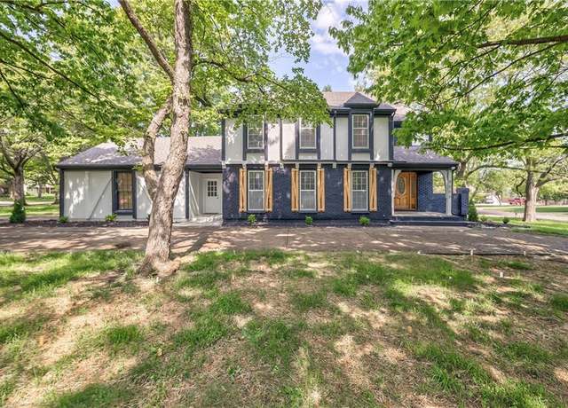 Property at 9500 W 104th St, Overland Park, KS 66212, 4 beds, 2.5 baths