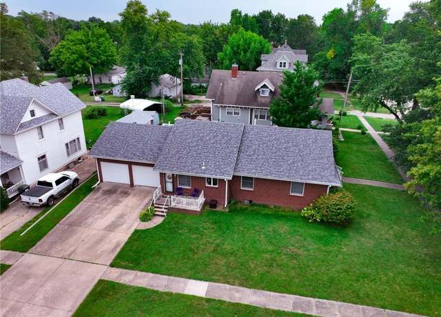 Property at 301 S 6th St, Hiawatha, KS 66434, 3 beds, 2.5 baths