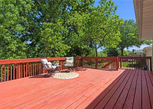 Property at 816 NE Swann Rd, Lee's Summit, MO 64086, 3 beds, 2.5 baths