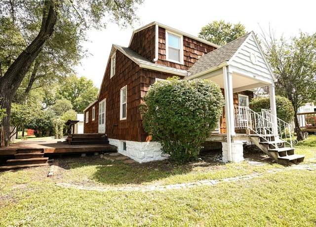 Property at 200 W 80th St, Kansas City, MO 64114, 3 beds, 1.5 baths