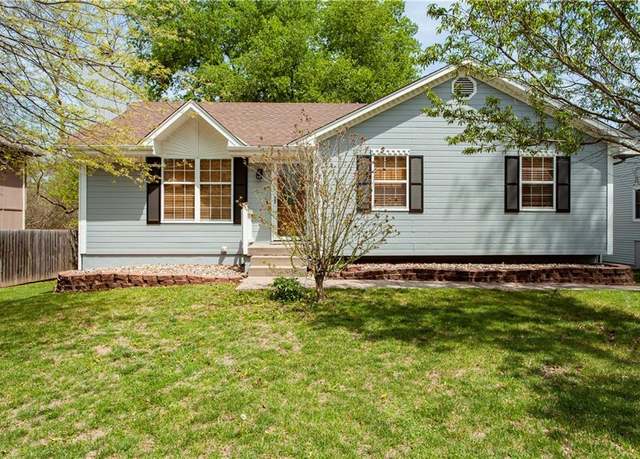 Property at 2152 NE Concord St, Lee's Summit, MO 64086, 3 beds, 2 baths