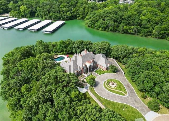 Property at 6006 West Shore Ct, Parkville, MO 64152, 4 beds, 7 baths