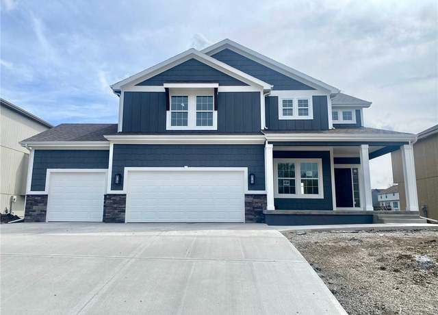 Property at 4711 NE 105th St, Kansas City, MO 64156, 4 beds, 2.5 baths