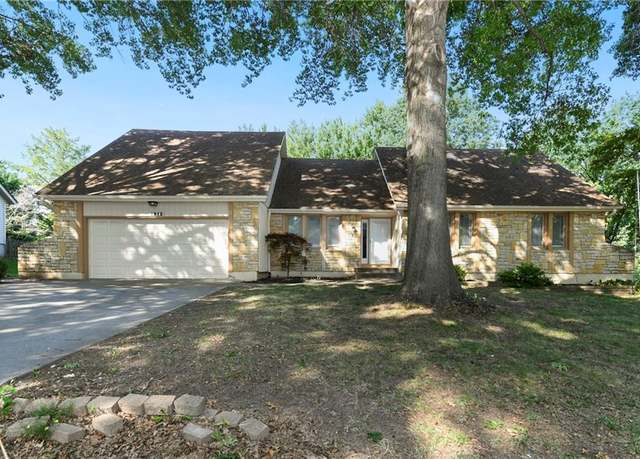 Property at 1912 NW Manor Dr, Blue Springs, MO 64014, 3 beds, 2.5 baths