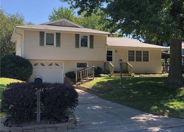 Property at 3305 S 33rd Ter, St Joseph, MO 64503, 3 beds, 3 baths