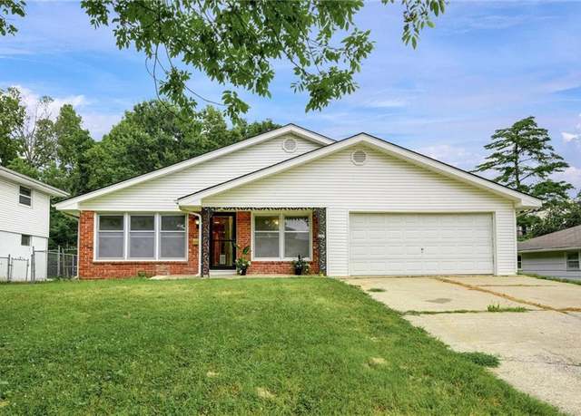 Property at 602 W 101 St, Kansas City, MO 64114, 4 beds, 3 baths