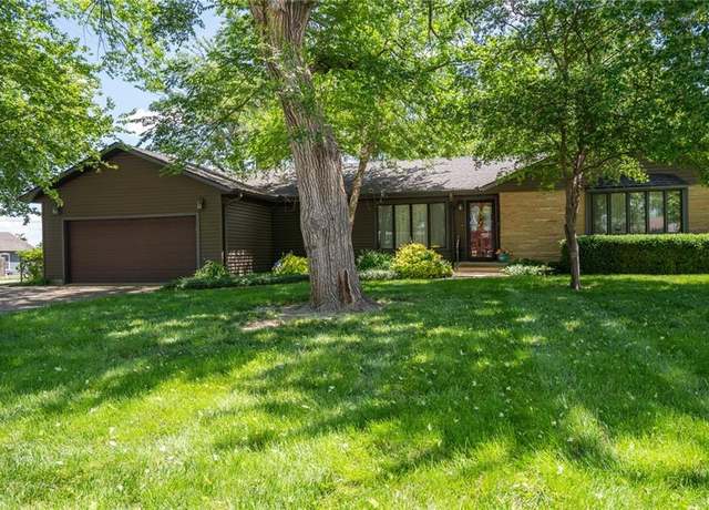 Property at 506 N Pine St, Garnett, KS 66032, 3 beds, 2.5 baths