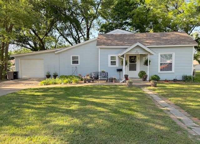 Property at 713 E Jackson St, Pittsburg, KS 66762, 2 beds, 1 bath