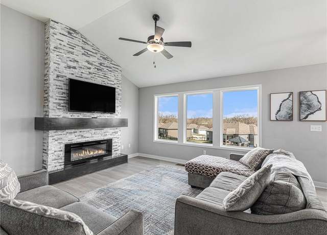 Property at 1304 NE 123rd St, Kansas City, MO 64165, 4 beds, 3 baths