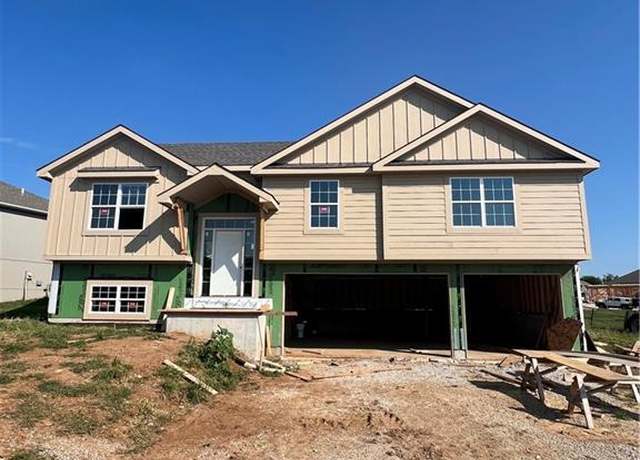 Property at 22915 S Ridgeview Dr, Peculiar, MO 64078, 4 beds, 3 baths