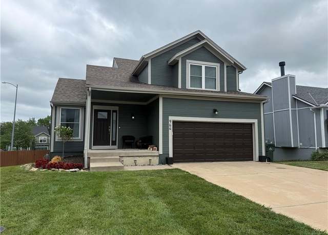 Property at 964 N Walnut St, Olathe, KS 66061, 3 beds, 2.5 baths