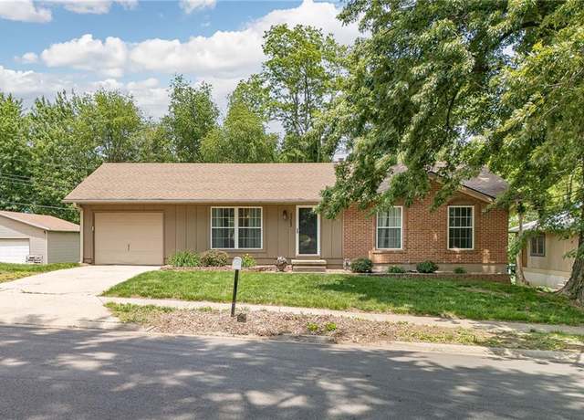Property at 5323 University Ave, St Joseph, MO 64503, 4 beds, 1.5 baths