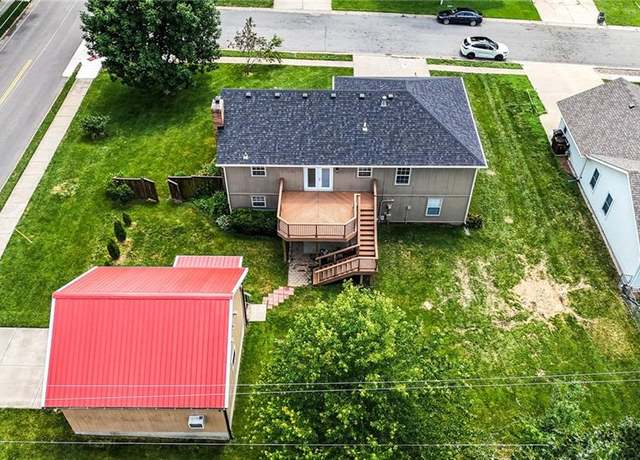 Property at 702 Deerfield St, Leavenworth, KS 66048, 4 beds, 3 baths