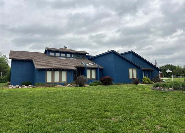 Property at 302 Hillside Dr, Chanute, KS 66720, 4 beds, 2.5 baths