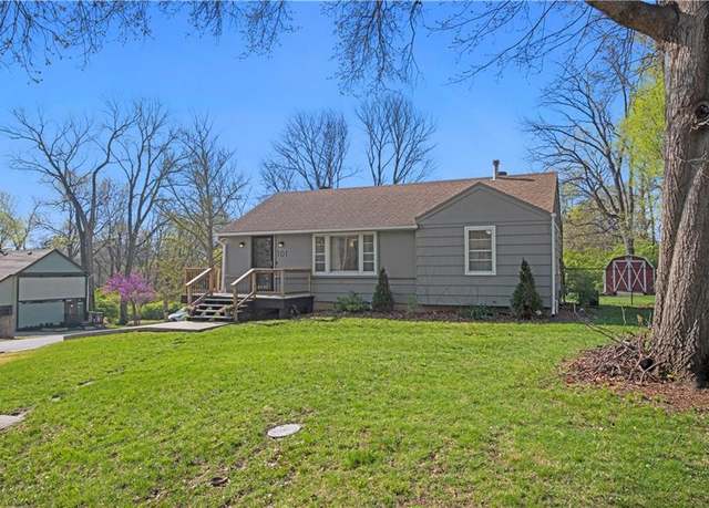 Property at 101 W 97th Ter, Kansas City, MO 64114, 3 beds, 2 baths