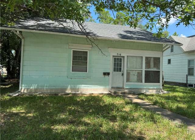 Property at 716 E Lincoln St, Iola, KS 66749, 3 beds, 2 baths