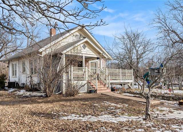Property at 725 N Iron St, Paola, KS 66071, 3 beds, 1 bath
