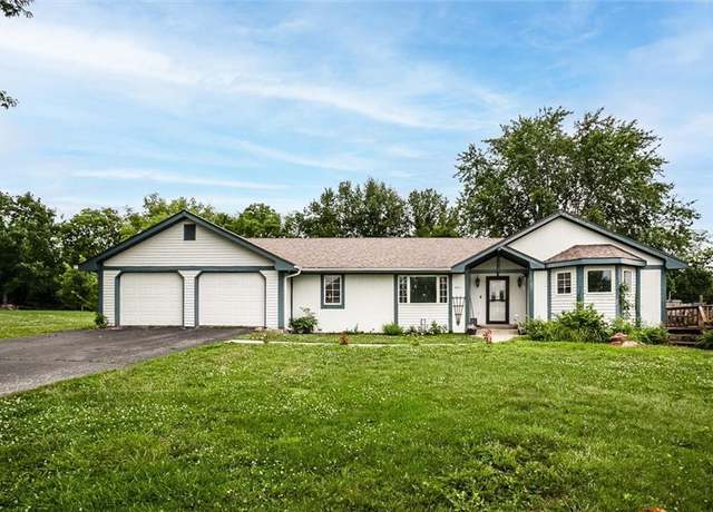 Property at 400 Patricia St, Plattsburg, MO 64477, 2 beds, 2.5 baths