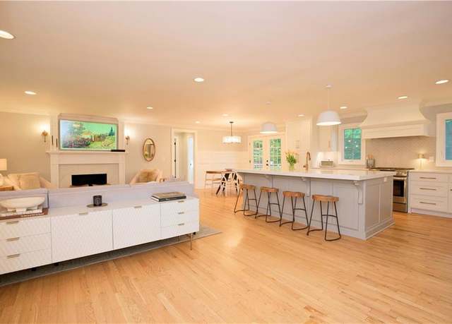 Property at 4712 W 68th St, Prairie Village, KS 66208, 5 beds, 4.5 baths