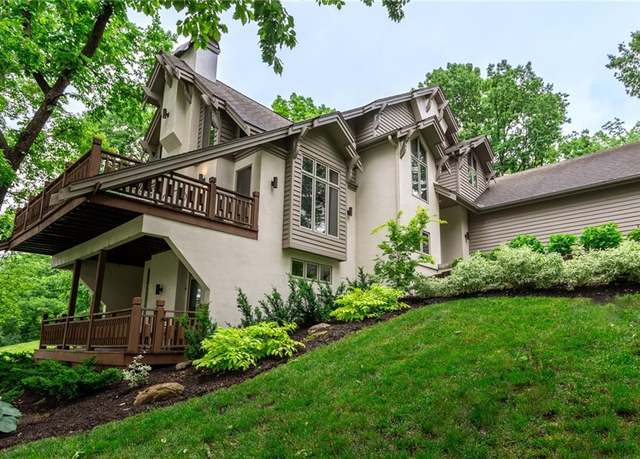 Property at 10522 River Hills Dr, Kansas City, MO 64152, 4 beds, 4.5 baths