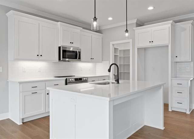 Property at 25072 W 94th Ter, Lenexa, KS 66227, 3 beds, 2.5 baths