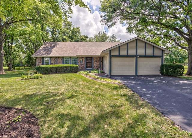 Property at 6700 W 192nd St, Stilwell, KS 66085, 4 beds, 3.5 baths