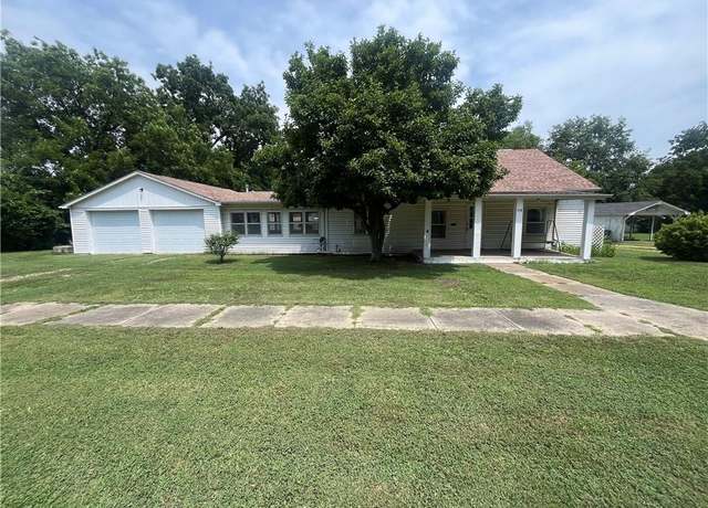 Property at 214 Central St, Humboldt, KS 66748, 2 beds, 1.5 baths
