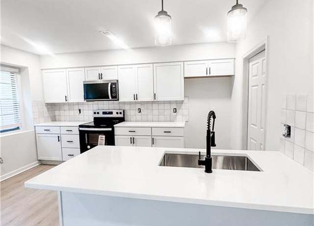 Property at 11611 E 59th Ter, Raytown, MO 64133, 2 beds, 1.5 baths