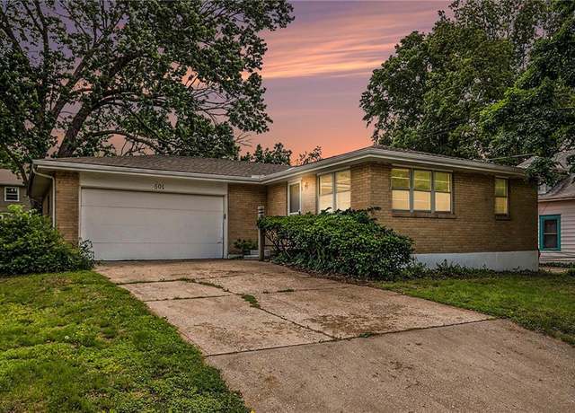 Property at 501 Maple Ave, Smithville, MO 64089, 3 beds, 2.5 baths
