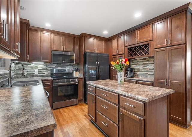 Property at 10 N 73rd Ct, Kansas City, KS 66111, 4 beds, 2 baths