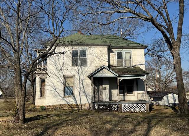 Property at 124 S Margrave St E, Fort Scott, KS 66701, 4 beds, 1 bath