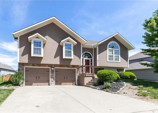 Property at 906 W 7th Ave, Kearney, MO 64060, 4 beds, 2.5 baths