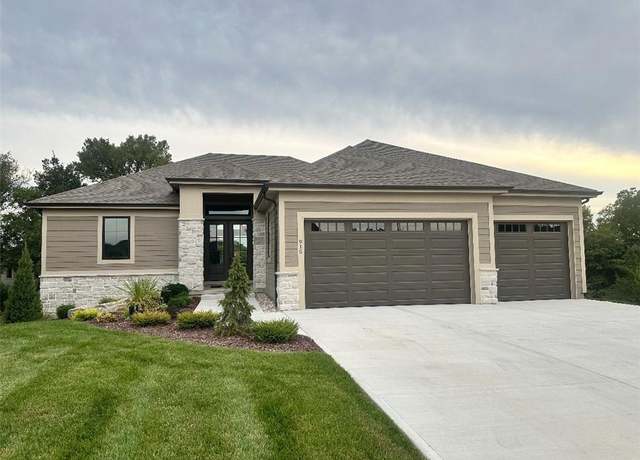 Property at 915 Savannah Dr, Greenwood, MO 64034, 5 beds, 4 baths