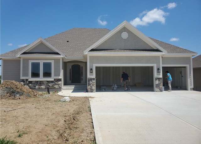 Property at 10201 N Winchester Ave, Kansas City, MO 64156, 3 beds, 2 baths